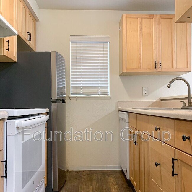 Photo - 916 N 104th St