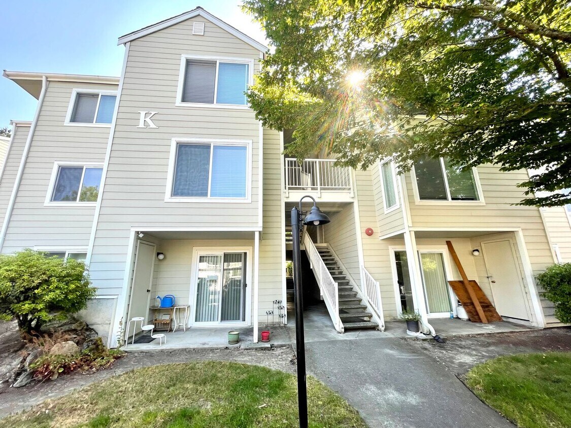 Renton 2BD/1BA Bath Near Landing and More! - Renton 2BD/1BA Bath Near Landing and More!