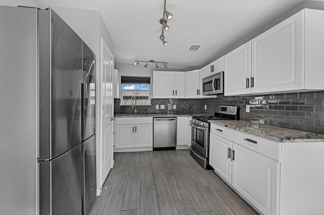 Building Photo - 6705 Sherwood Dr