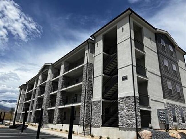 Building Photo - 2 Bed 1 Bath in Hurricane!!