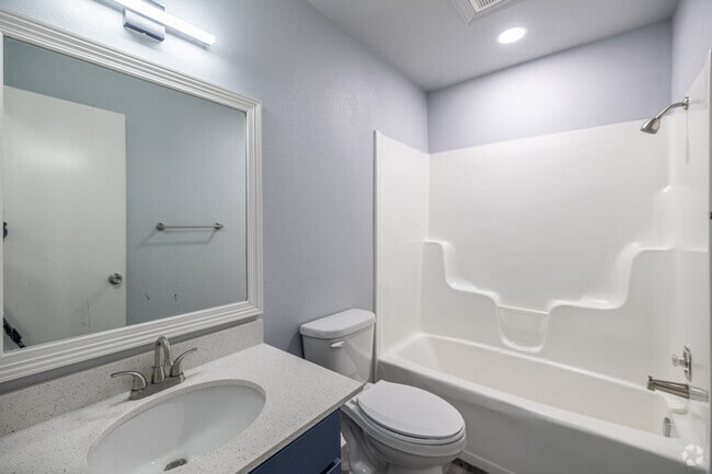 2 habitaciones, 1 baño, 676 pies cuadrados, baño - Harmony Heights