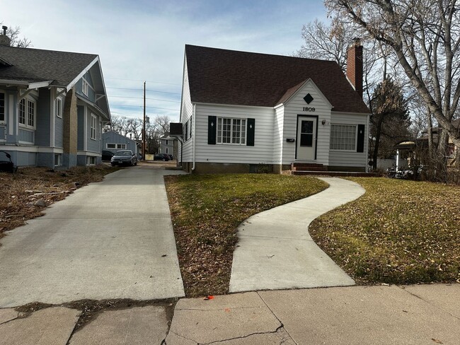 Building Photo - 1809 10th Ave Unit 2