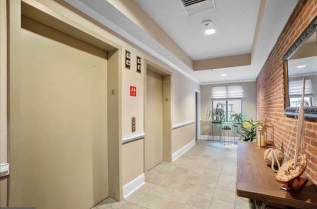 Elevators - 1000 Fell St Unit 226