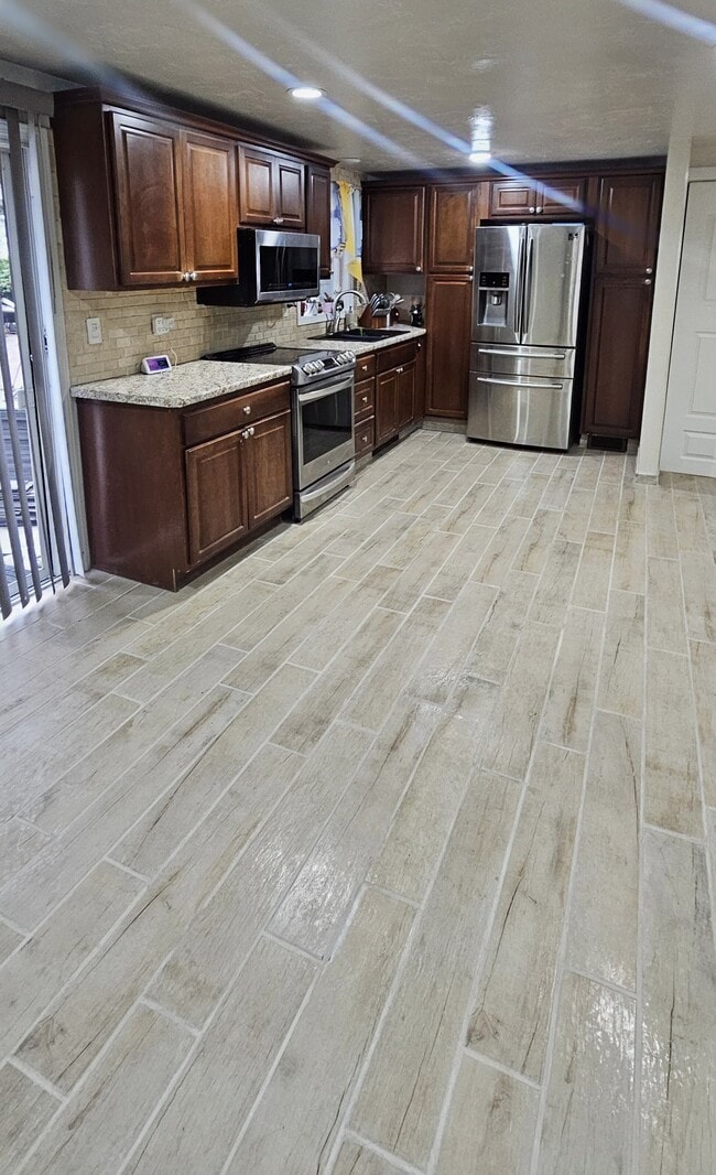 1045 Oxford Ct