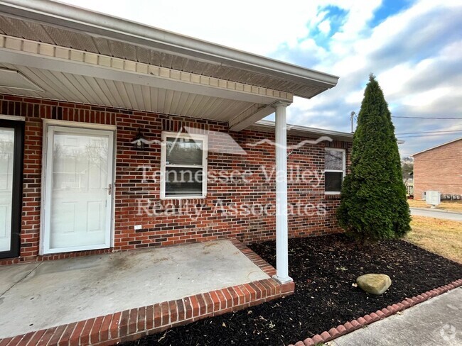 Building Photo - MOVE IN READY! 2 BED/1 BATH duplex in the ... Rental