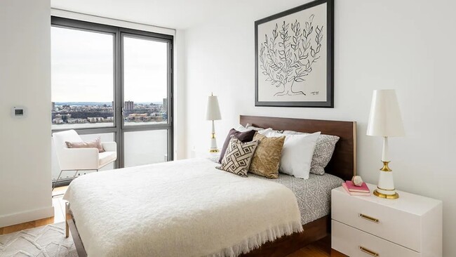 Building Photo - 606 W 57th St Rental