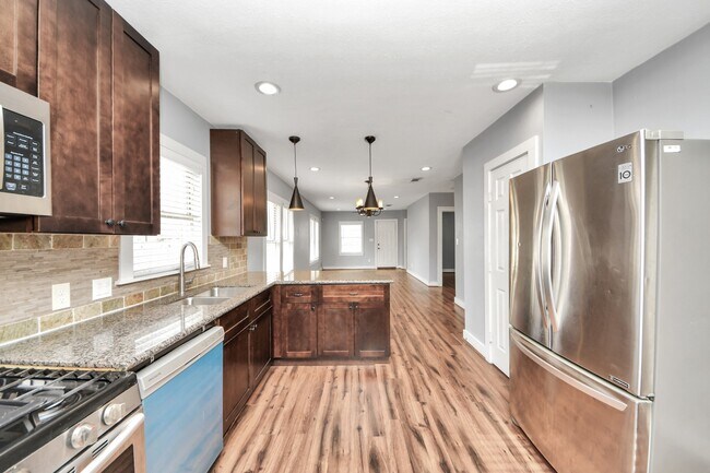 Photo - 2820 Holman St