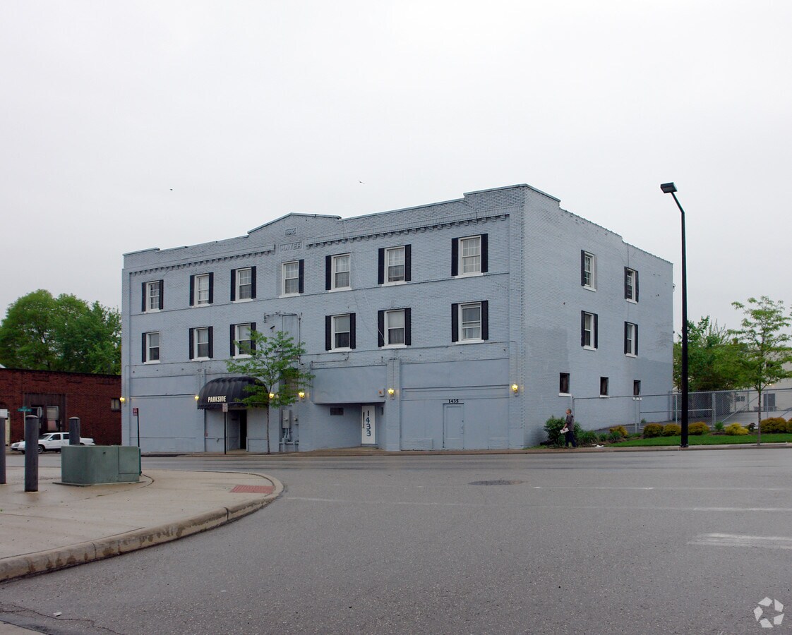 Photo - 1431 S Main St Apartments