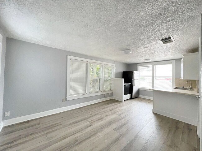 Photo - 5637 Birchman Ave