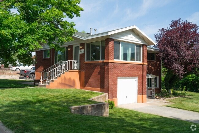 Building Photo - Healy Duplex Unit Healy Upstairs Rental