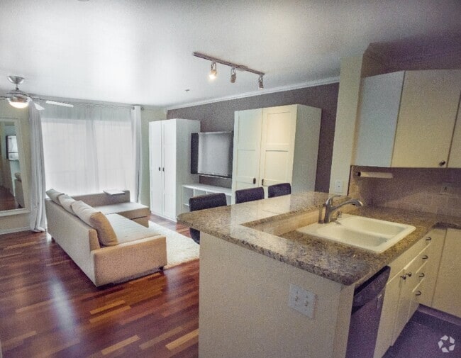 Building Photo - 323 Queen Anne Ave N Rental