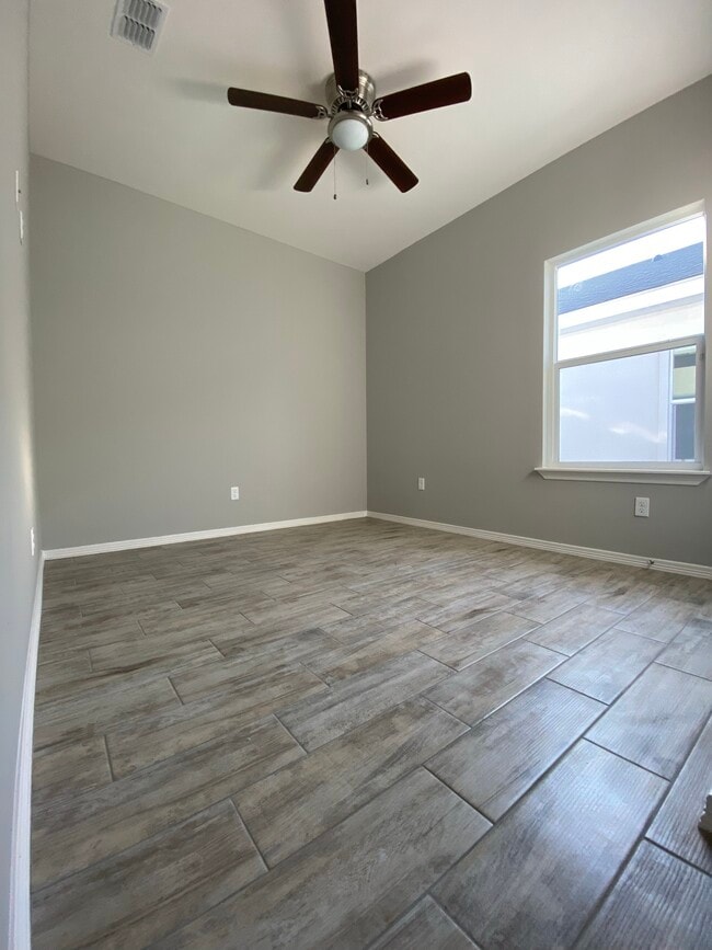 Photo - 1406 W Heritage Dr Unit 4
