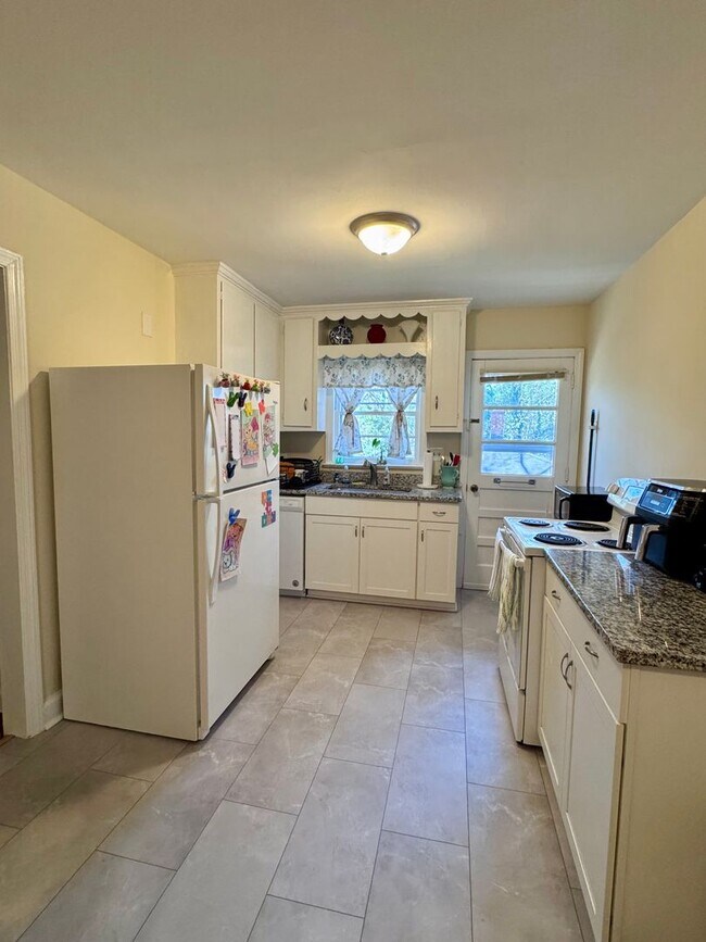 Photo - 907 Dawes St