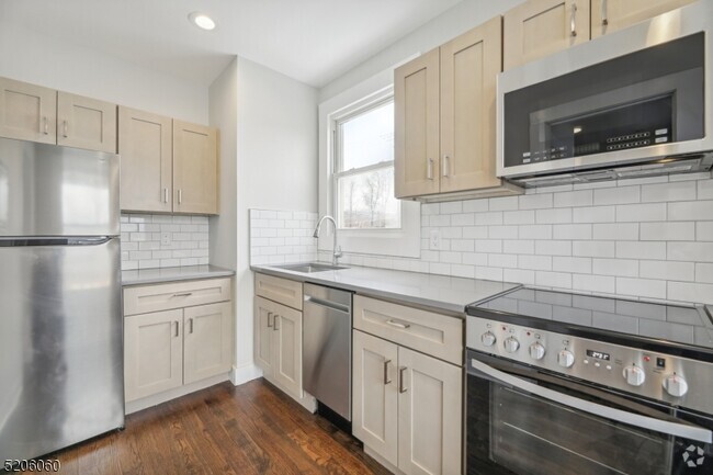 Building Photo - 180 Maplewood Ave Unit 21 Rental
