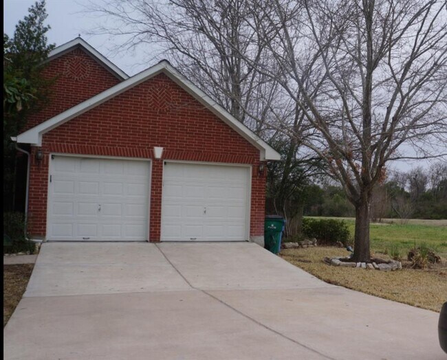 Photo - 105 W Oxford Dr