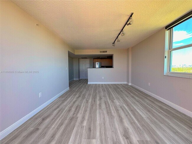 Photo - 3000 Coral Wy Unidad 816