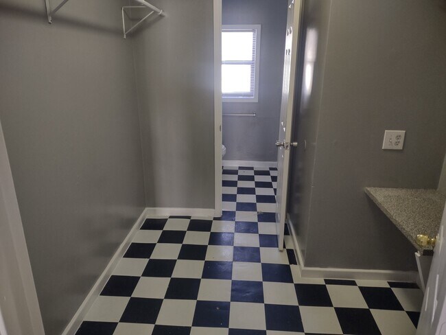 Photo - 1405 Woodruff Ln