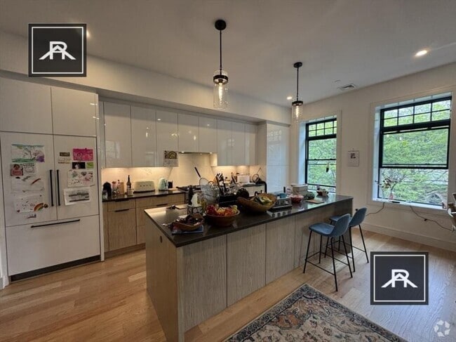 Building Photo - 3 bedroom in Brookline MA 02445 Unit 3 Rental