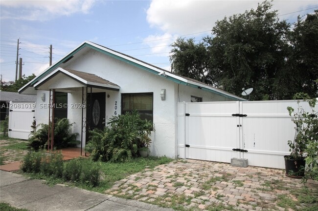 Photo - 206 SW 2nd Pl