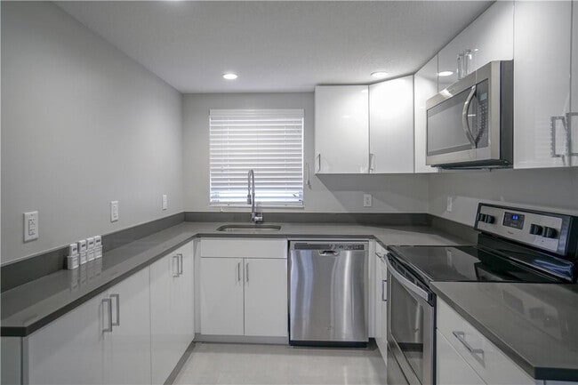 Building Photo - 640 NE 7th Ave Unit 10