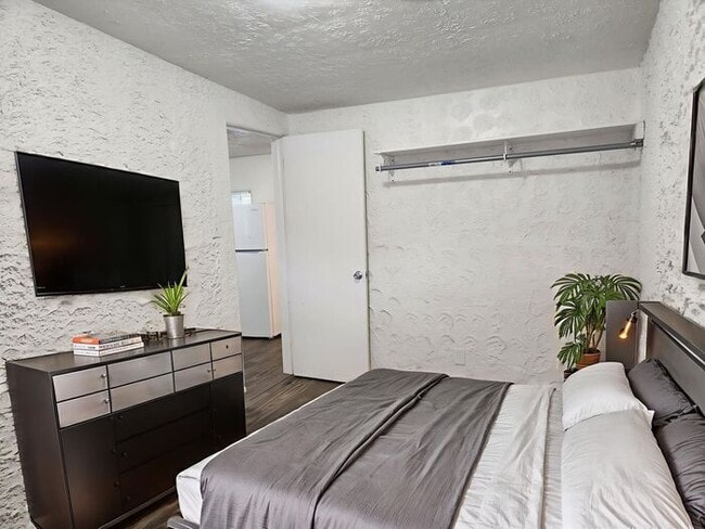 Building Photo - 1 Bedroom ground level apartment available...