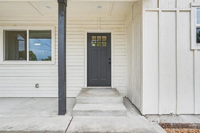 Photo - 801 8th St S