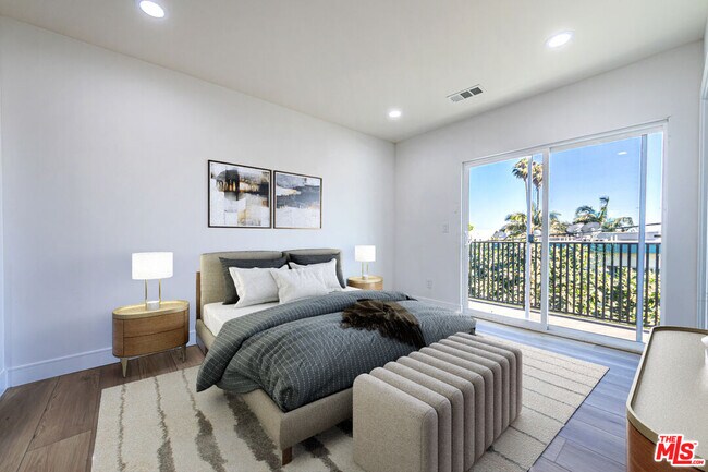 Photo - 5436 Romaine St