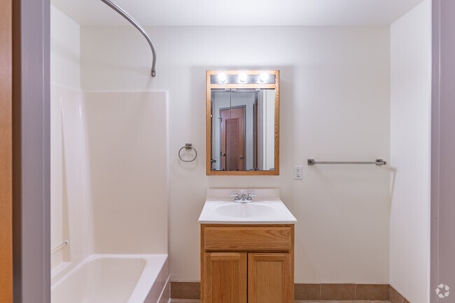 1BR, 1BA - 576SF - Bathroom