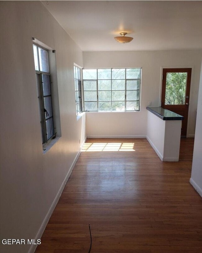 Photo - 904 W Yandell Dr