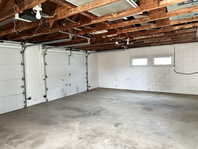inside of garage - 52 N Main St Unidad 1