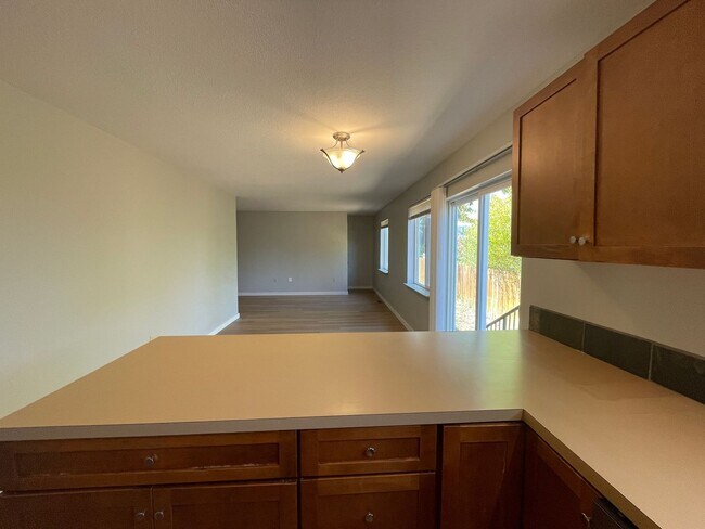 Photo - Great 6 bed, 6 bath Duplex Unit in North Portland with Laundry, Patio