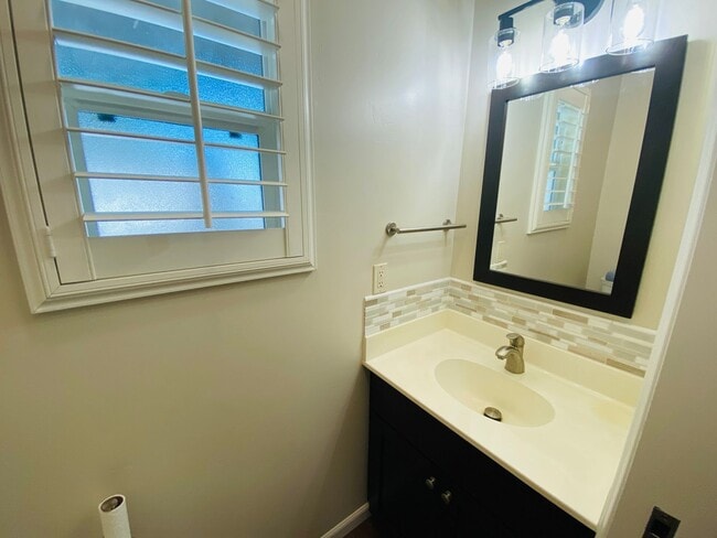1104 Roundtree Ct