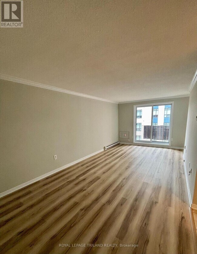 Photo - 95 Base Line Rd W Unité 507