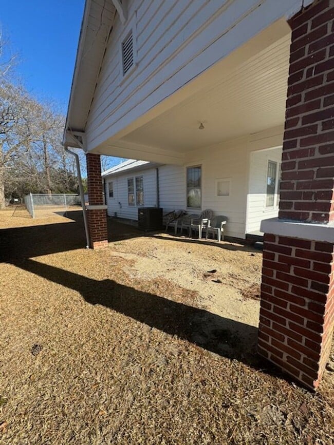 Photo - 911 E 4th St