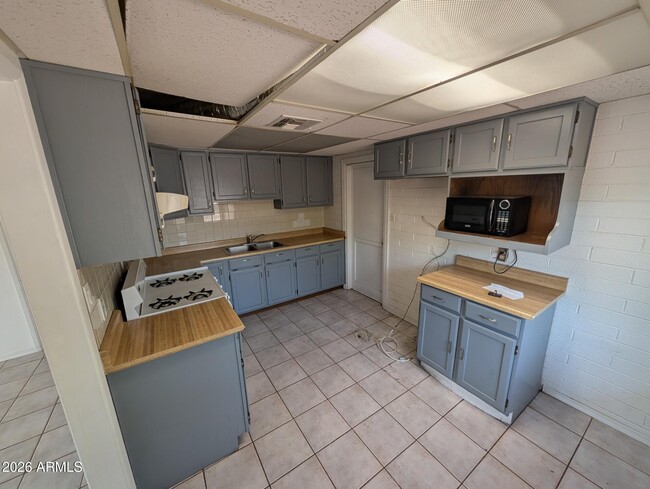 Photo - 523 W 16th St