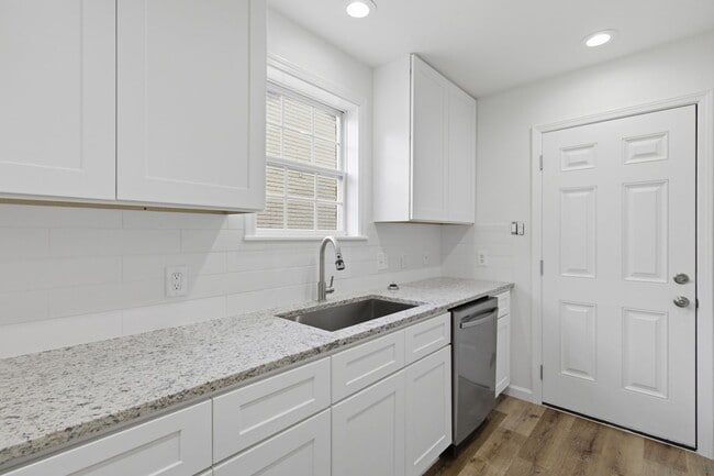 Photo - 6011 Bankside Dr