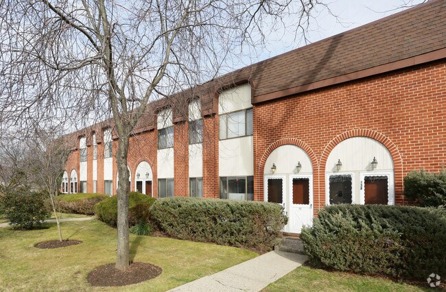Cedarhurst Courtyard - Cedarhurst Courtyard Apartments