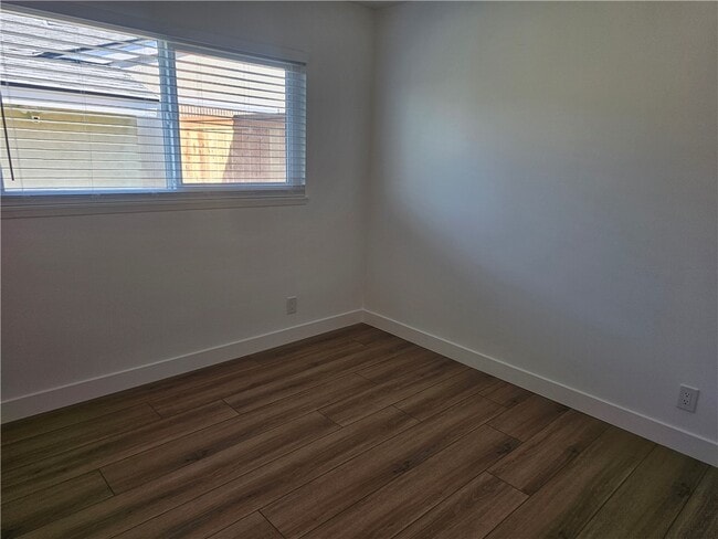 Photo - 10362 Longden St