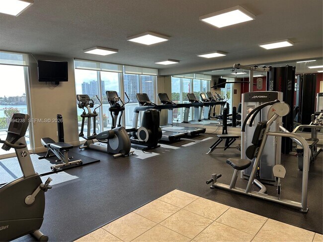 Photo - 17050 N Bay Rd Unidad 405