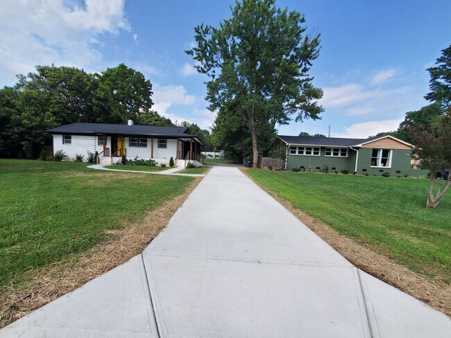 Photo - Beautiful Remodeled 3 Bedroom 2 Bath Home ...