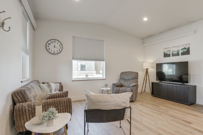 Building Photo - 1403 Windsor Dr