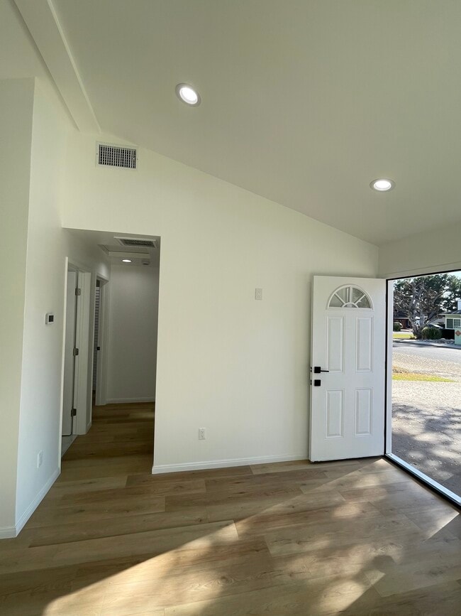 Photo - 327 Aliso St