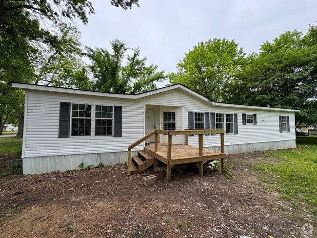 Building Photo - Completely Remodeled • 3 Bed • 2 Bath • Ne... Rental