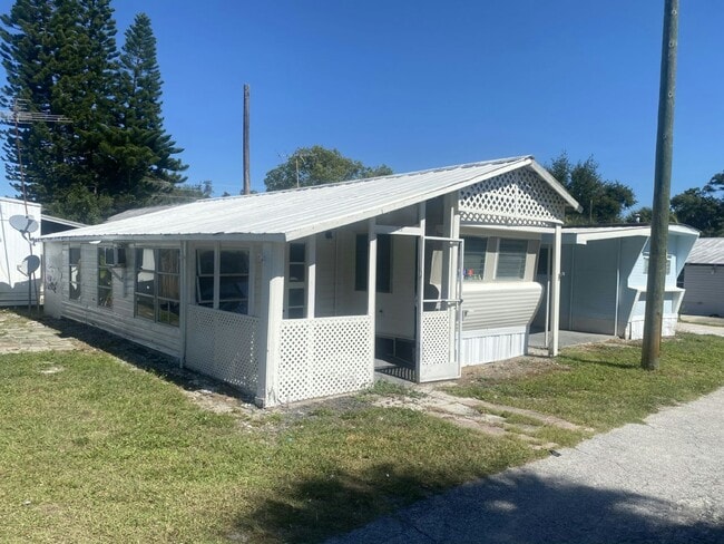 Building Photo - 4 Circle Dr