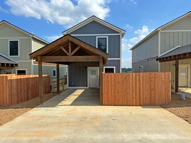 Building Photo - 3 Bedroom/2 Bathroom Townhouse • Southside