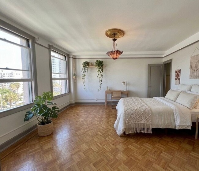 Building Photo - 19 S Linden Ave Unit 811