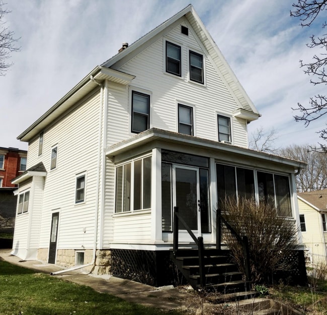 Photo - 705 W 3rd St