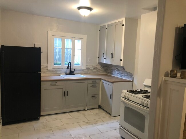 Photo - 5613 La Mirada Ave Unidad 1 Bedroom