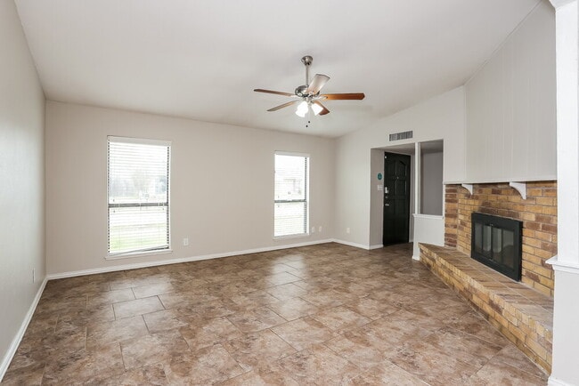 Photo - 616 Prairie Ln House