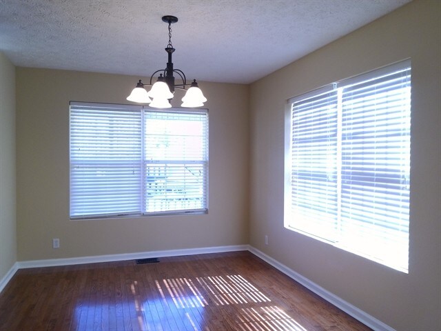 2316 Hayward Ln